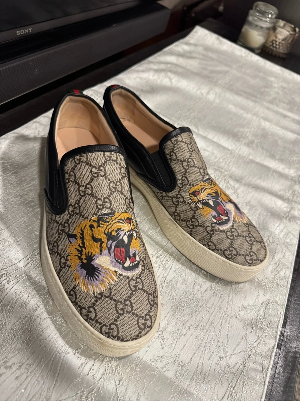 Authentic Gucci Beige GG Supreme Slip-On Loafers with Tiger Motif. Box&shoe bags